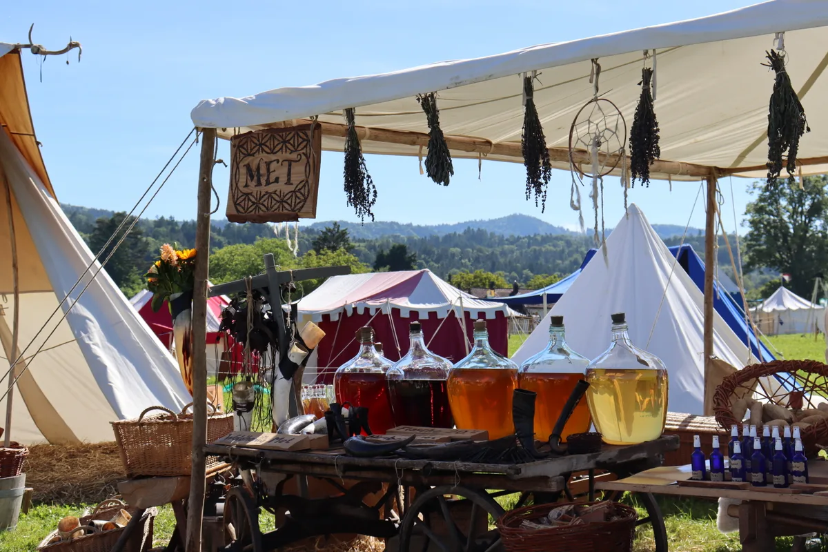 Hier wird das mittelalterliche Getraenk Met verkauft